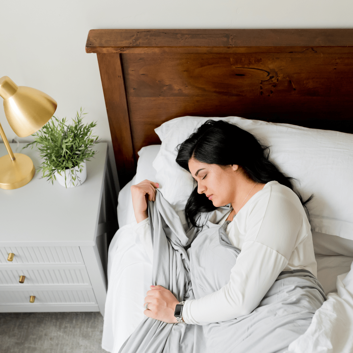 Cooling bed blanket in full/queen size for better sleep.